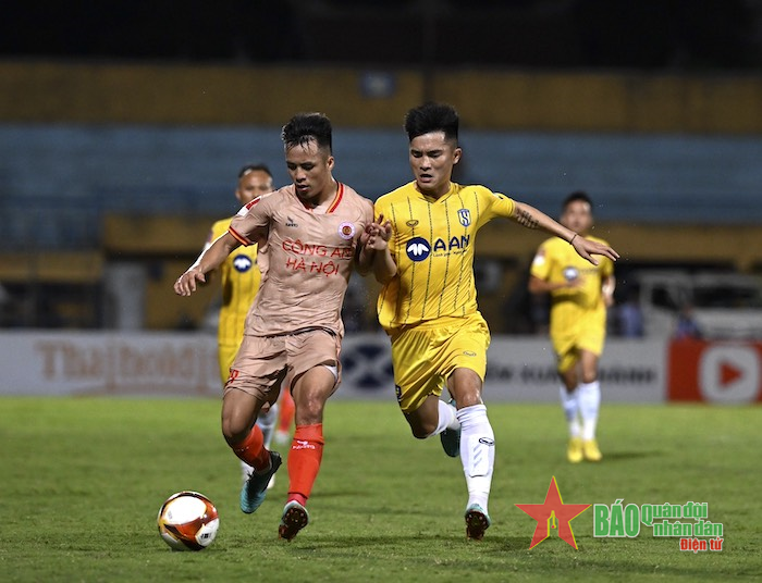 Thắng ngược Sông Lam Nghệ An, Công an Hà Nội áp sát ngôi đầu